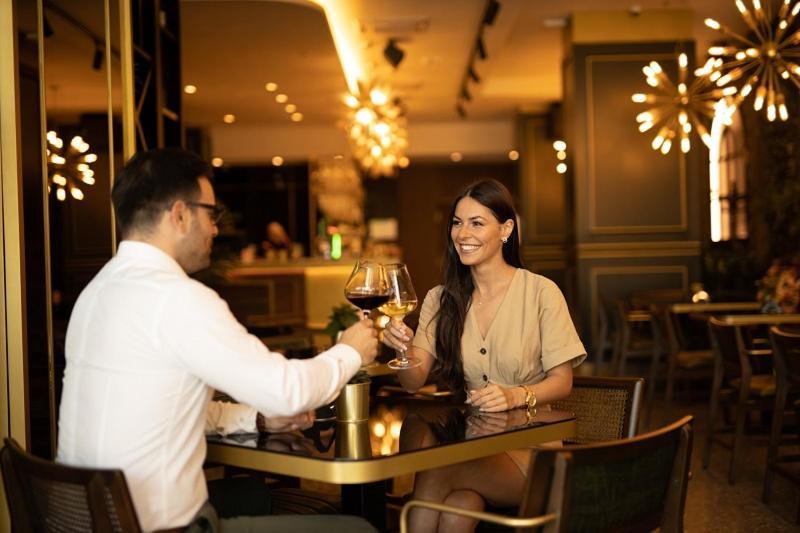 Hotel Pupin Novi Sad Exterior foto A couple dining at a restaurant