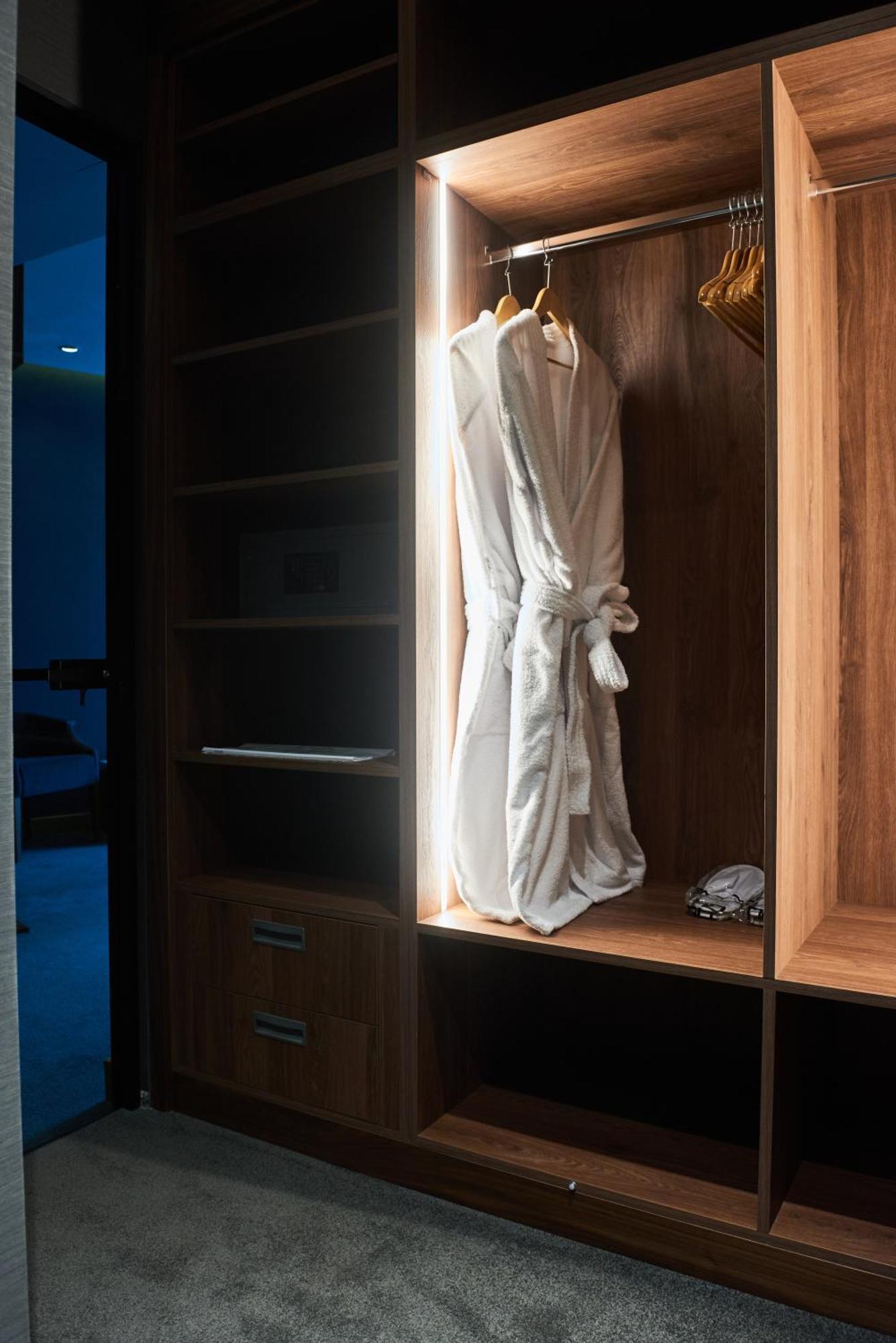 Hotel Pupin Novi Sad Exterior foto A bathrobe hanging in a closet
